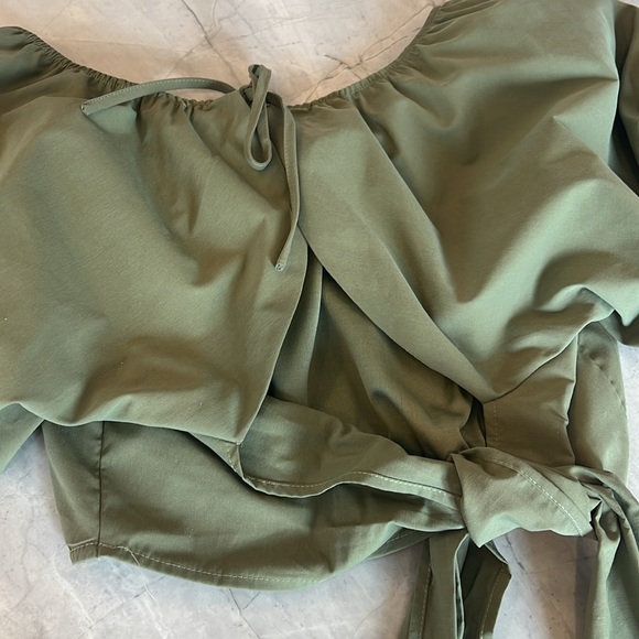 Green crop top. - Picture 4 of 4